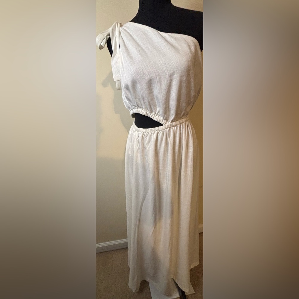 Elegant White One-Shoulder Maxi Dress